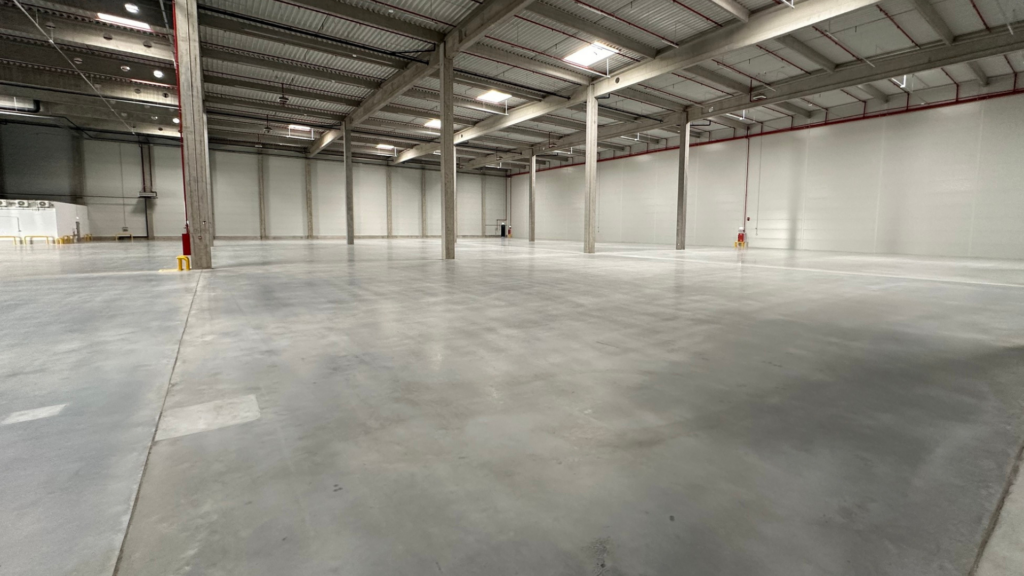 Bezspoinowa posadzka fibrobetonowa w magazynie Hello Parks Páty, Budapeszt