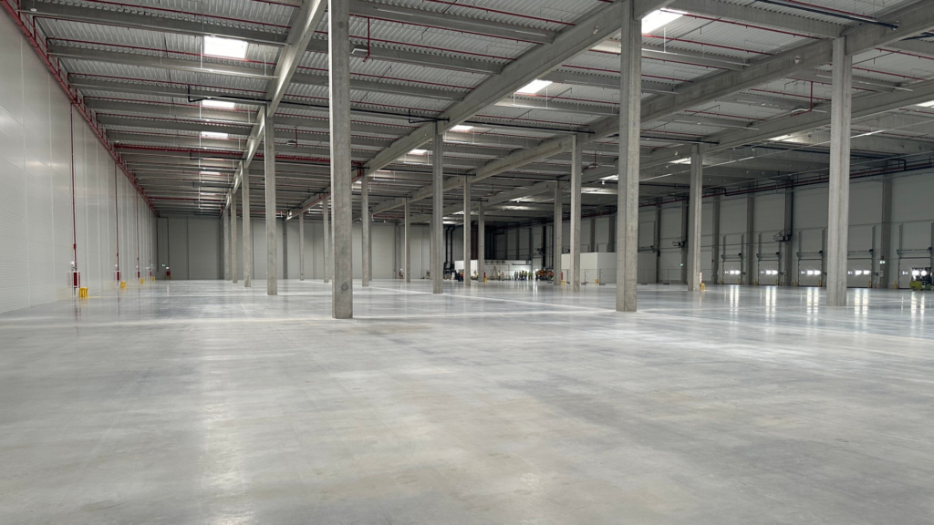 Bezspoinowa posadzka fibrobetonowa w magazynie Hello Parks Páty, Budapeszt (2)